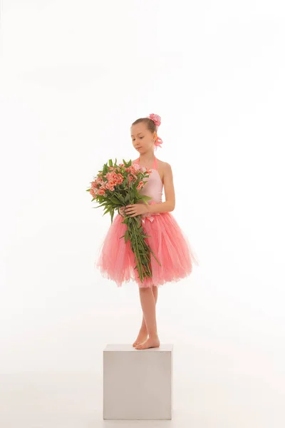 Дівчина Балерина Квітами Навчальному Посібнику Білому Ізольованому Фоні — стокове фото