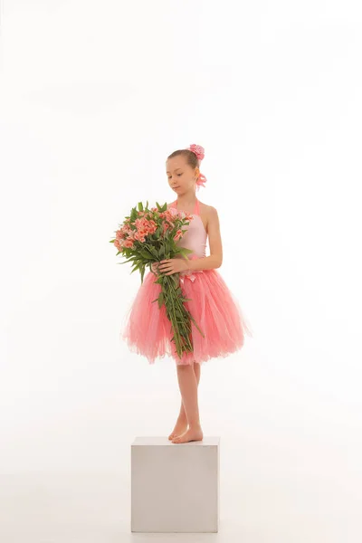 Menina Bailarina Com Flores Tutu Fundo Isolado Branco — Fotografia de Stock