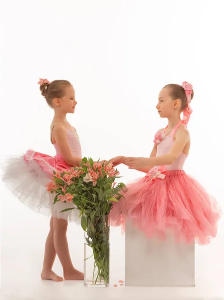 Jenteballerina Med Blomster Tutu Hvit Isolert Bakgrunn – stockfoto