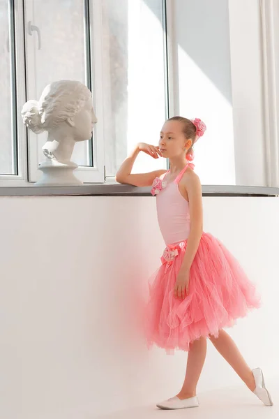 Bailarina Menina Tutu Pela Janela Com Uma Estátua Vênus — Fotografia de Stock