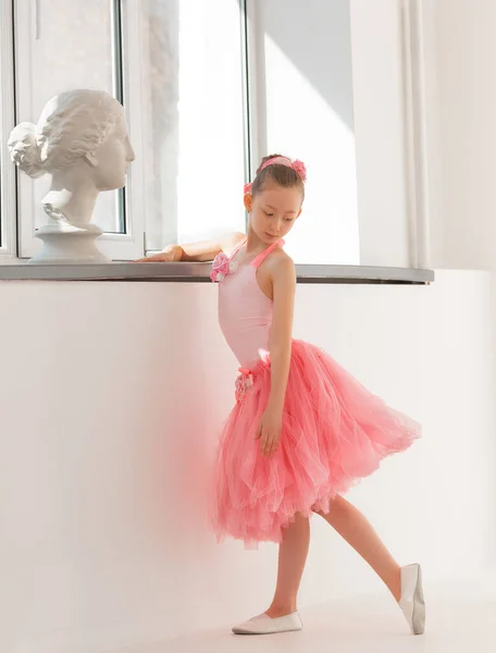 Κορίτσι Μπαλαρίνα Μια Φούστα Δίπλα Στο Παράθυρο Ένα Άγαλμα Της — Φωτογραφία Αρχείου