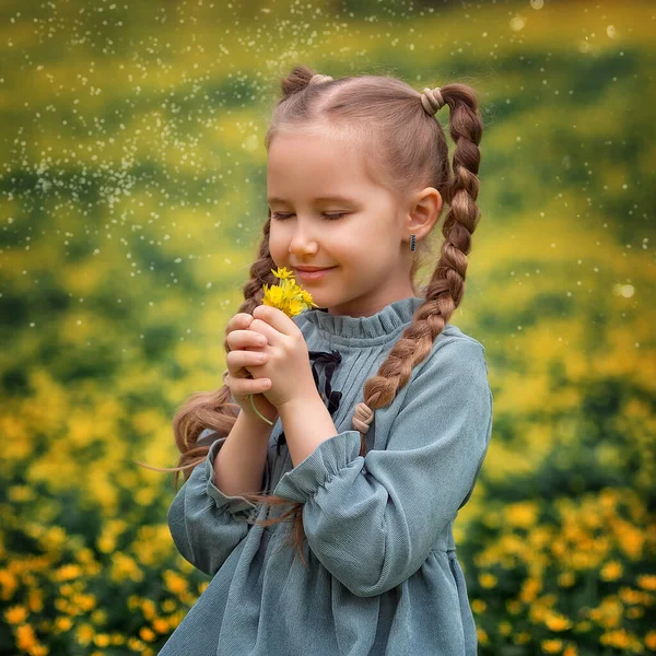 Porträt Eines Niedlichen Dorfmädchens Mit Blume Auf Einem Blumenfeld Ein — Stockfoto