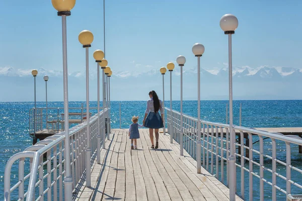 Happy Smiling Mom Daughter Child Walking River Embankment Sunny Summer — Stock Photo, Image