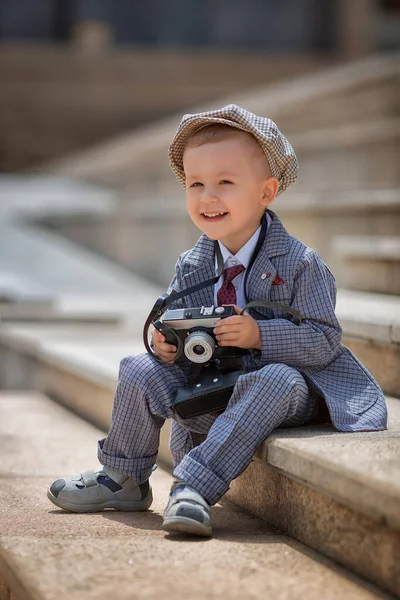 Retrato Menino Fotógrafo Tirando Fotos Com Câmera Retro Vintage Nos — Fotografia de Stock