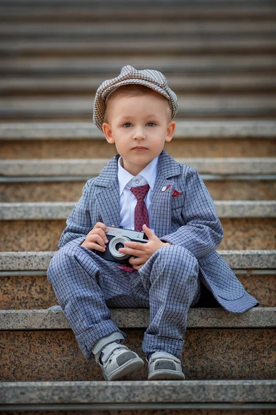 Portret Małego Chłopca Fotografa Robiącego Zdjęcia Retro Klasycznym Aparatem Fotograficznym — Zdjęcie stockowe