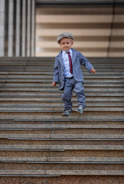 Porträt Eines Kleinen Jungen Auf Den Stufen Nach Draußen Kinder — Stockfoto