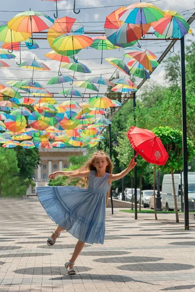 Hübsches Mädchen Springt Während Einen Roten Regenschirm Hält Schönes Kind — Stockfoto