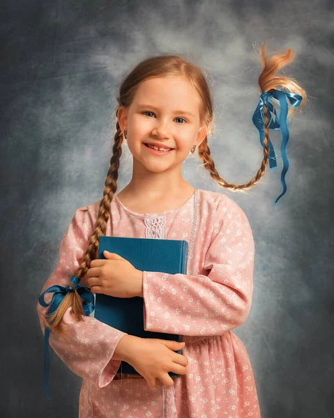 Närbild Porträtt Glad Bedårande Liten Flicka Unge Med Två Flygande — Stockfoto