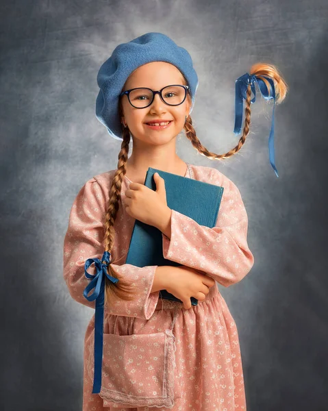 Κοντινό Πλάνο Πορτρέτο Του Χαρούμενου Αξιολάτρευτου Μικρού Κοριτσιού Δύο Ιπτάμενες — Φωτογραφία Αρχείου