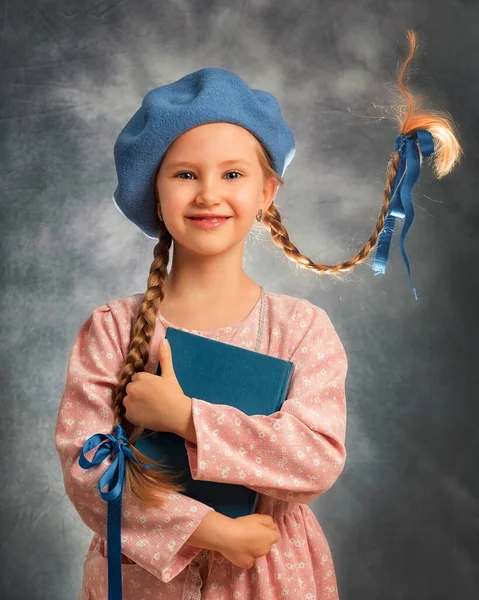 Retrato Cerca Niña Adorable Feliz Niño Con Dos Trenzas Voladoras — Foto de Stock