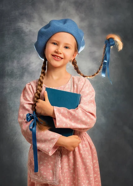 Крупным Планом Портрет Счастливой Очаровательной Маленькой Девочки Двумя Летающими Косичками — стоковое фото