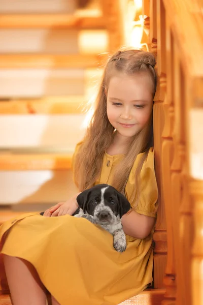 Niño Con Perro Niña Juega Con Perrito Casa Las Escaleras — Foto de Stock