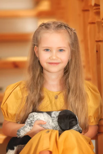 Barn Med Hund Liten Flicka Leker Med Valp Hund Hemma — Stockfoto