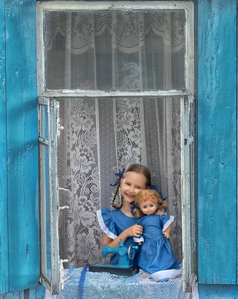 Portrait Fille Enfant Couture Tailleur Faire Des Vêtements Poupées Sur — Photo