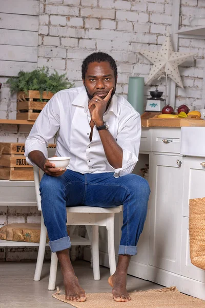 Afroamerykanin Czarny Człowiek Gotowanie Śniadanie Lub Obiad Kuchni Domu Koncepcja — Zdjęcie stockowe