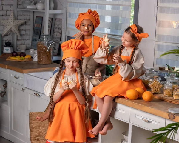 Happy Children Friends Eating Fresh Orange Playing Fresh Mandarin Fruits — Stockfoto