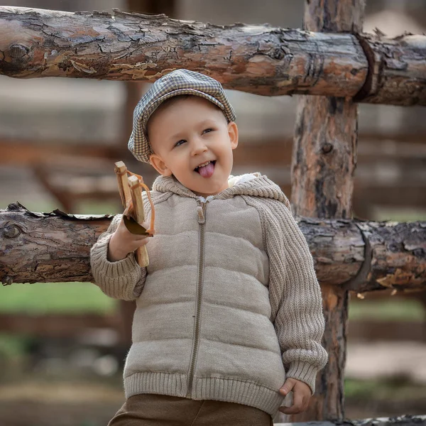 Portrait Bully Boy Kid Slingshot Aims Someone Fence Village Outdoors — Stockfoto