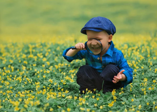 Happy Little Happy Child Boy Exploring Nature Magnifying Glass Summertime — Stok fotoğraf