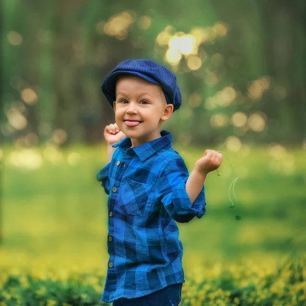 Glücklicher Kleiner Glücklicher Junge Der Die Natur Mit Der Lupe — Stockfoto