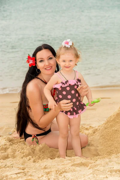 Happy Smiling Mom Daughter Child Play Beach Build Sand Castles — ストック写真