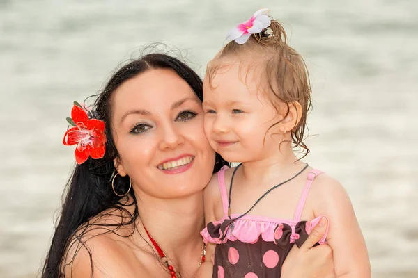 Happy Smiling Mom Daughter Child Play Beach Build Sand Castles — Stockfoto