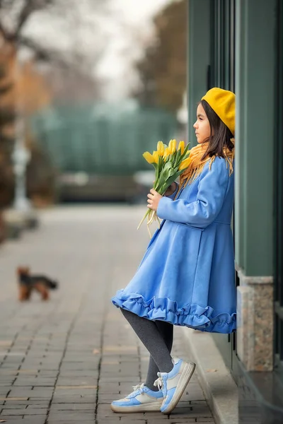 Retrato Uma Menina Feliz Com Buquê Tulipas Amarelas Passeio Primavera — Fotografia de Stock