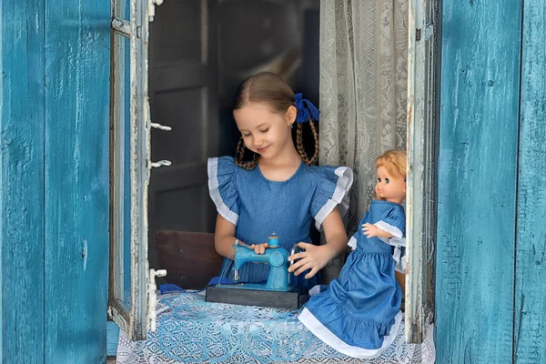 Portrait Girl Kid Tailor Sew Making Dolls Clothes Childrens Sewing — ストック写真