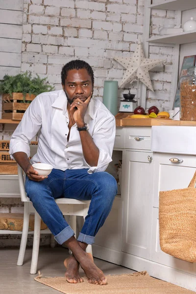 Afro Amerikaanse Zwarte Man Koken Ontbijt Lunch Keuken Thuis Gezond — Stockfoto