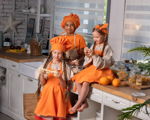 Счастливые Друзья Дети Едят Свежий Апельсин Играют Свежими Фруктами Кухне — стоковое фото