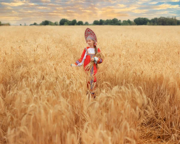 Niña Chiquitín Ruso Popular Nacional Sarafán Kokoshnik Pie Campo Trigo —  Fotos de Stock