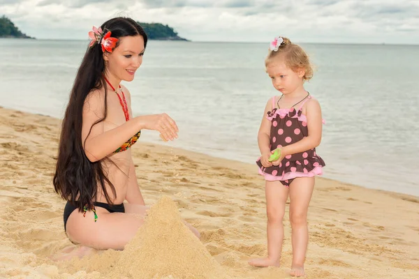 Happy Smiling Mom Daughter Child Play Beach Build Sand Castles - Stock-foto
