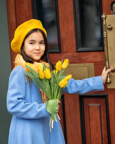 Retrato Uma Menina Feliz Com Buquê Tulipas Amarelas Passeio Primavera — Fotografia de Stock