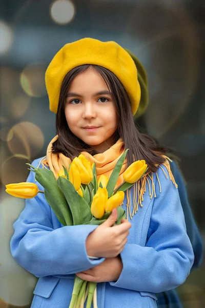 Retrato Uma Menina Feliz Com Buquê Tulipas Amarelas Passeio Primavera — Fotografia de Stock