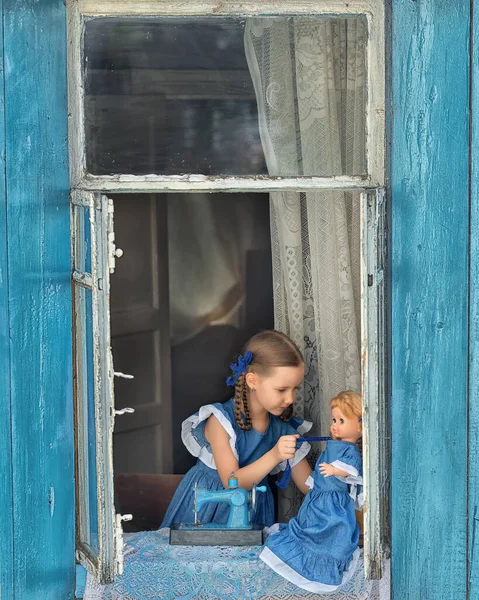 Portrait Fille Enfant Couture Tailleur Faire Des Vêtements Poupées Sur — Photo