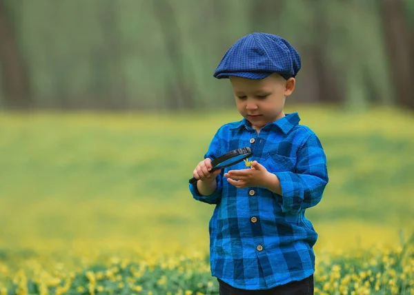 快乐的小男孩 用放大镜探索大自然 儿童与自然的概念 — 图库照片