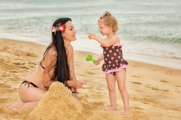 Happy Smiling Mom Daughter Child Play Beach Build Sand Castles — Stockfoto