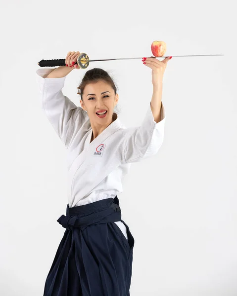 Aikido Mestre Mulher Tradicional Samurai Hakama Quimono Com Cinto Preto — Fotografia de Stock