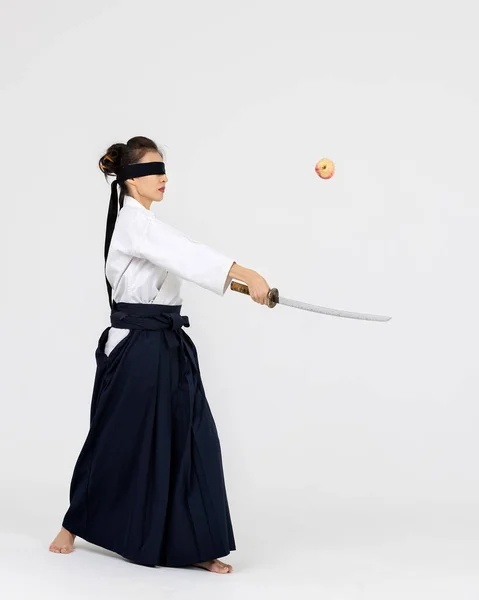 Aikido Mistrz Kobieta Tradycyjnym Samuraju Hakama Kimono Czarnym Pasem Mieczem — Zdjęcie stockowe
