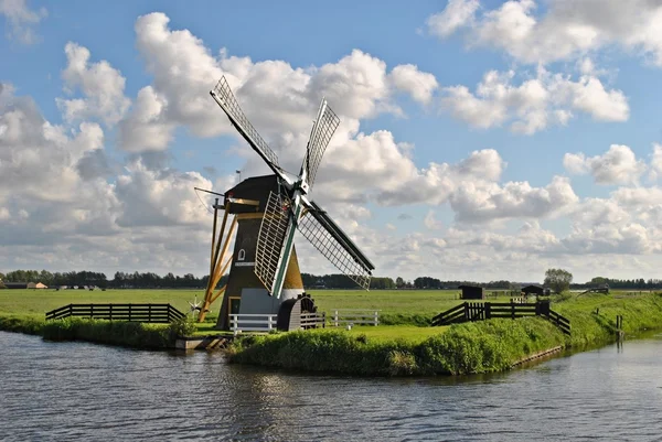 Landschap met een molen in Nederland — Stockfoto