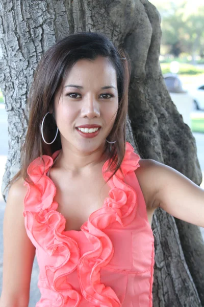 Pretty girl in the park — Stock Photo, Image