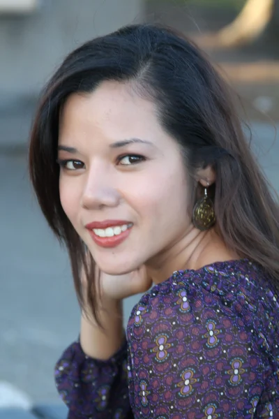 Pretty girl in the park — Stock Photo, Image