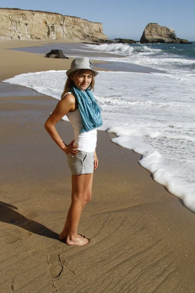 Bella ragazza sulla spiaggia — Foto Stock