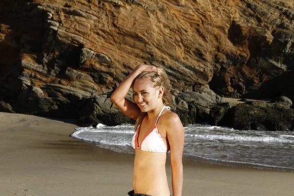 Menina bonita na praia — Fotografia de Stock