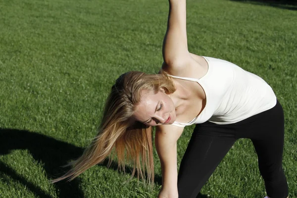 Yoga i parken – stockfoto
