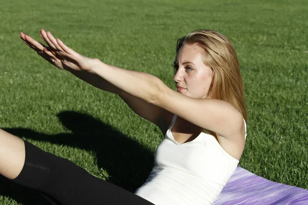 Yoga en el Parque —  Fotos de Stock