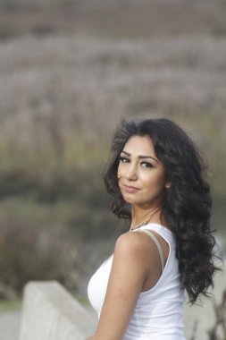 Parktaki güzel Meksikalı kadın.