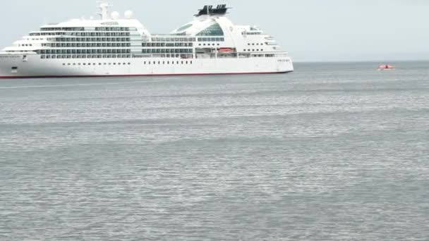 Bateau de croisière recevant le bateau — Video