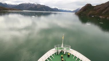 Yüzen buz kütleleri gelen feribot