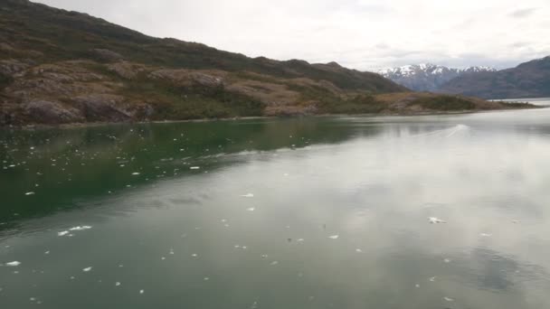 Schwimmende Eisschollen von Fähre — Stockvideo