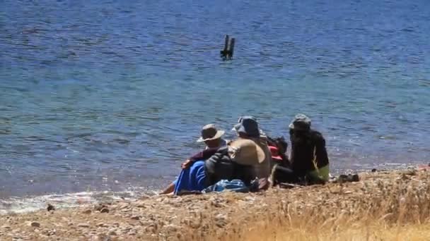 Bolivian women on beach — Stock Video